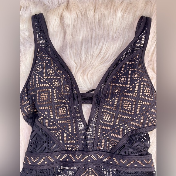 NWT Becca Swimwear Color Play Geometric Crochet Plunge One Piece SZ MEDIUM - Picture 8 of 15